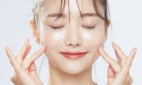 女性が頬を触る画像