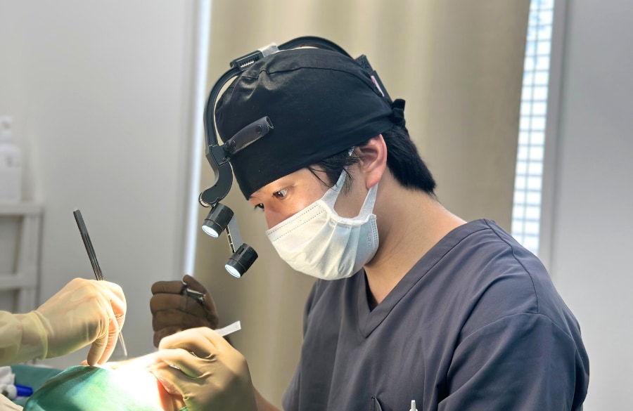 【理由1】圧倒的な症例数に裏打ちされた「眼窩脂肪」の精密な移動術