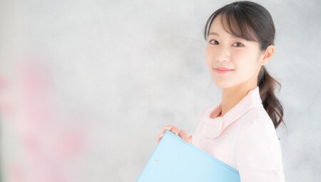 医療脱毛は国家資格を所持したスタッフが施術をおこなう<br />
