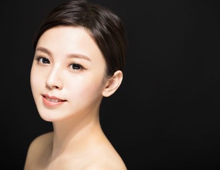 まぶたが片方だけ二重になる原因は日常の癖か、あるいは眼瞼下垂かもしれません

